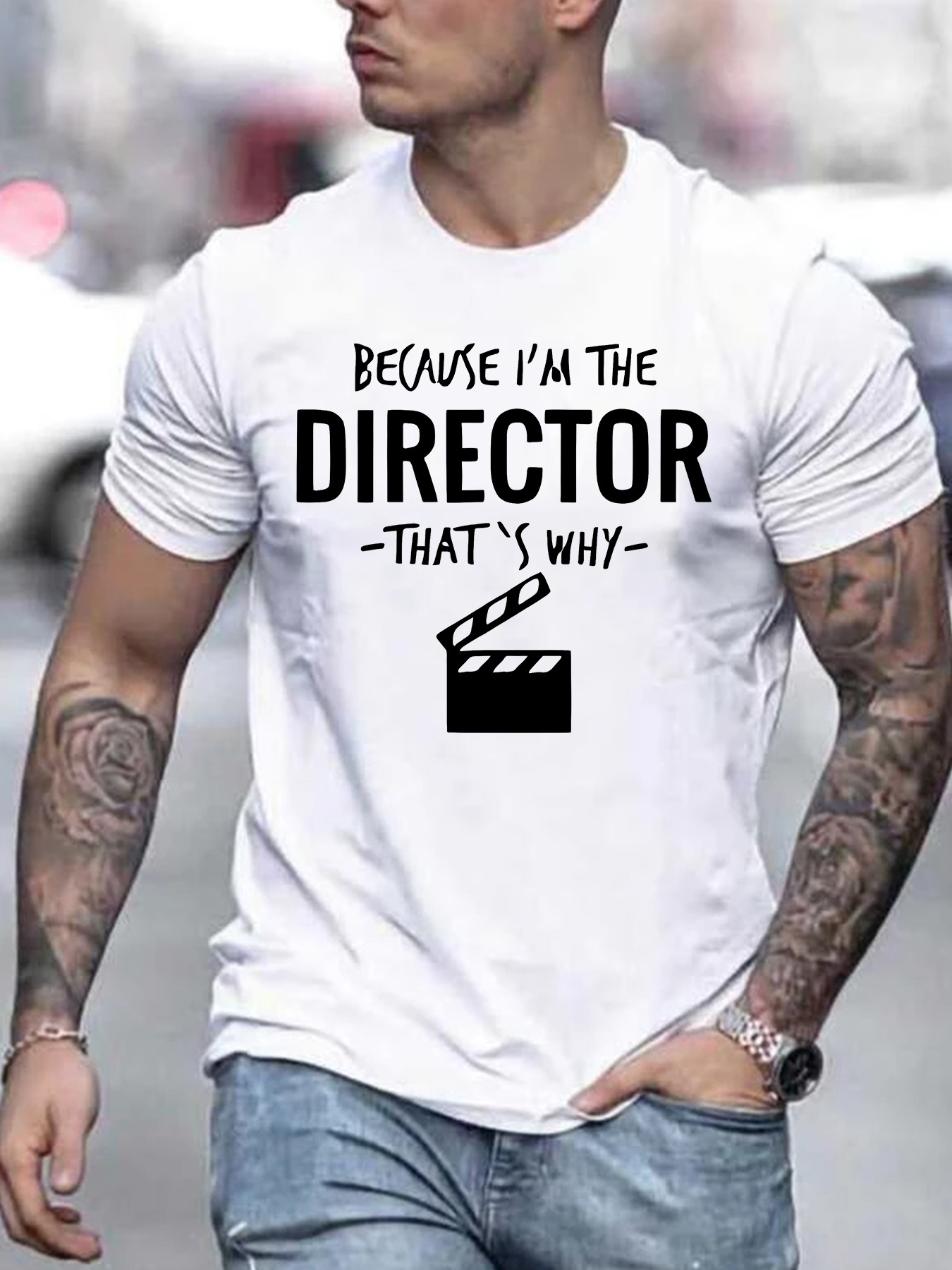 Street Fashion Quotes - เสื้อยืดผู้ชายสีส้ม พิมพ์ลายข้อความคำคมผู้กำกับ พร้อมลายตัวอักษรและคลาปเปอร์บอร์ด คอกลม แขนสั้น ผ้าฝ้าย